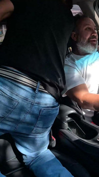Carlos Urach, Ted's Ride ile İki Güzel Kız ile Çıkış Yapıyor