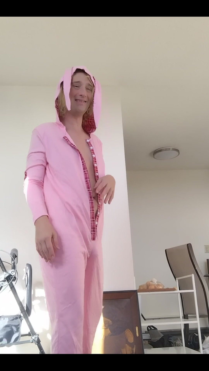 LilTaste: Transwoman öffnet einteiliges rosa hasen-schlafanzug mit Button-up Buttflap Zuschauer-geschenk