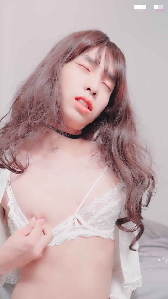 Ts Princess Rose: Asiatisk sissy i underkläder kommer på din ansikts POV