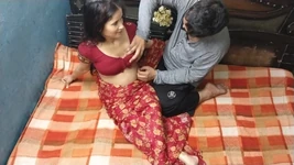 Istri India yang cantik melebarkan kaki lebar mengambil kontol besar di dalam memek untuk seks hardcore