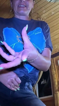 穿着紧身牛仔裤的口交和射精 284
