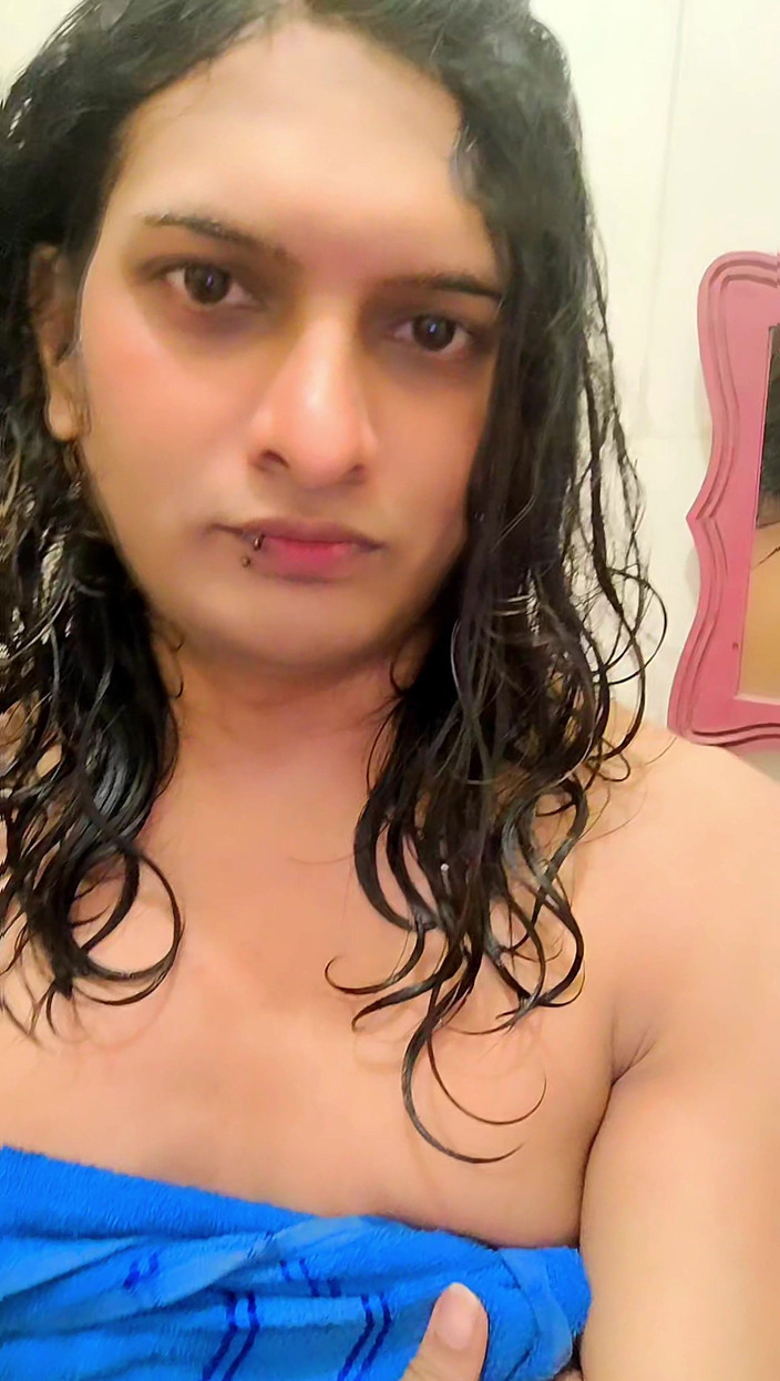 Zoyasazadai: 샤워하고 파란 수건을 입고 나 자신에 대해 이야기하는 Zoya Shezadi