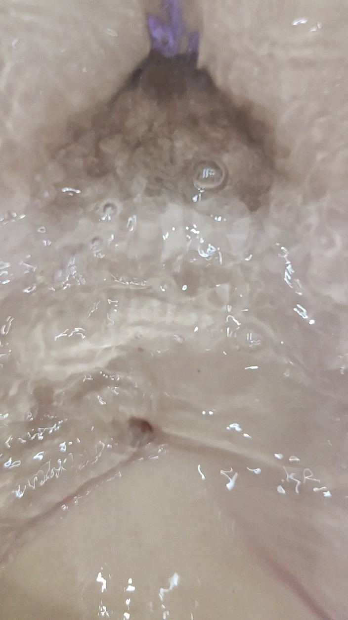 Risky Hairy Couple: 욕조에서 털이 무성한 보지, 털이 무성한 다리와 겨드랑이