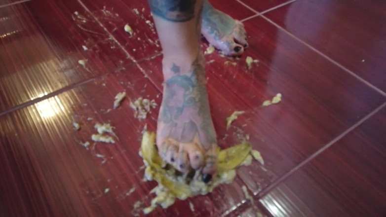 Fetish videos by Alex: A banana diinjak-ajak sama tante seksi rambut pirang bertato