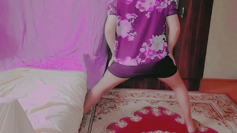 Kitty_Cross: Lekfull femboy som visar morgonrutin i sovrumsspegeln