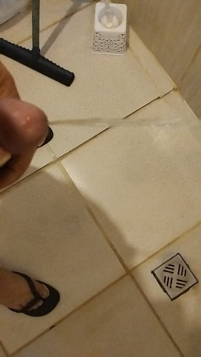 Claudio: Urine Sneezing in Slow Motion Impresses