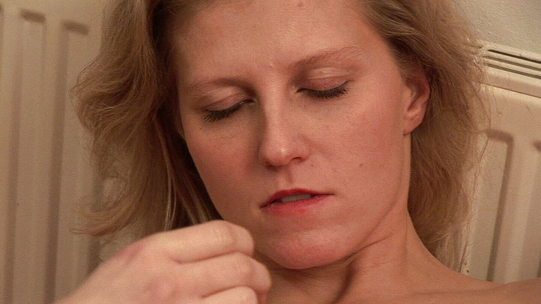 German Teen Hookers: 18-летняя немецкая тинка играет со своей киской на диване