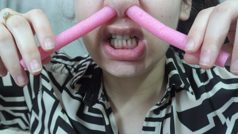 AmayaMori: 그는 내 코를 가지고 노는다. 나는 내 코에 얇은 분홍색 실리콘 패드를 넣고 그것으로 재생합니다. 나는 그것이 무엇인지 모른다,