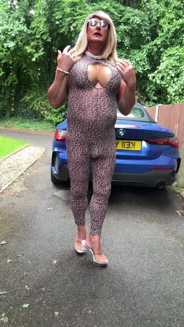 Kellycd2022: Sexy travestiet Kellycd2022 in luipaardprint catsuit en hakken