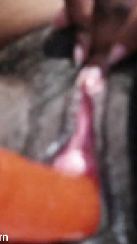 Close-up poesje afrollend mijn poesje beuken met een grote dildo