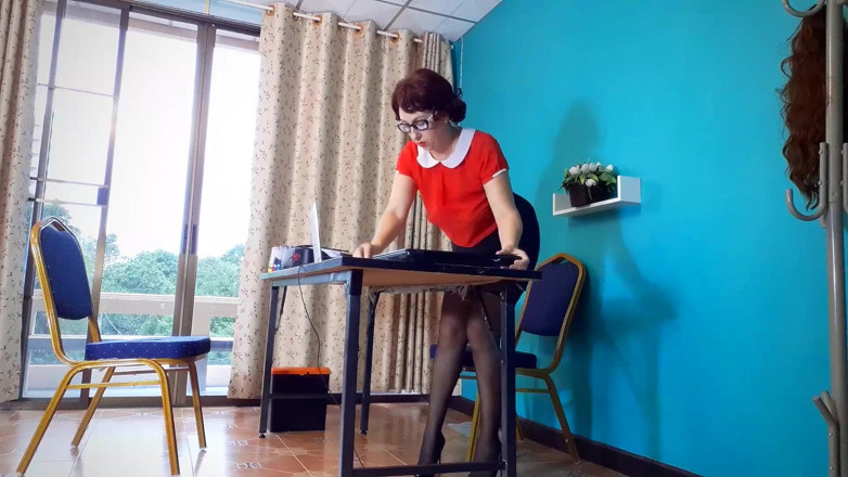 Regina Noir: SeXretary - sekretarz masturbuje się swoją cipką. Kamera w biurze