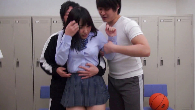 Caribbeancom: Roztomilá asijská teenagerka je ošukaná v šatně