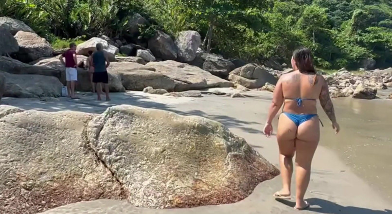 Lidi Ferrari: Gorące brunetki w stringach bikini na szladzie opustoszałej plaży