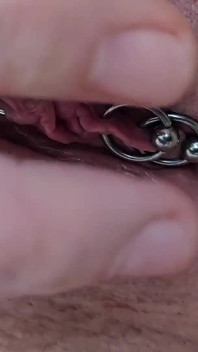 Jugar con mi clítoris perforado y mi coño hacen mi orgasmo muy húmedo y enorme