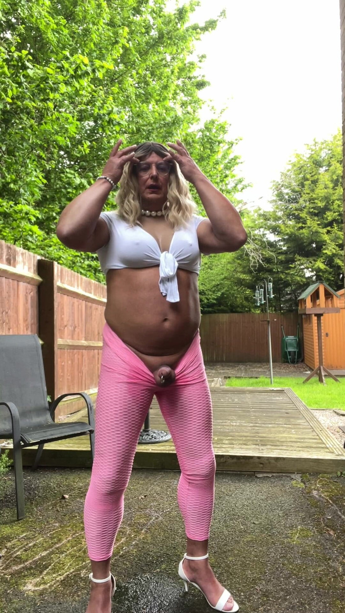 Kellycd2022: Amateur Crossdresser Kellycd2022 Seksowna MILF w różowych leginsach