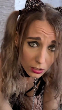 Boca submissa devora pau por comida - Pet Girl