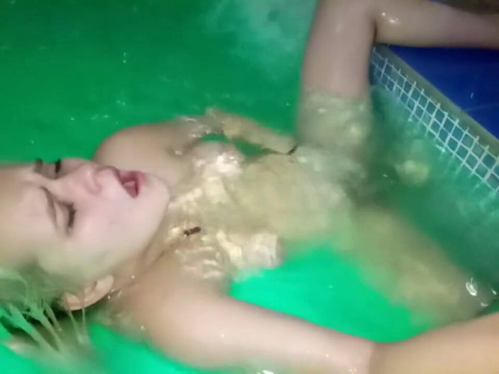 LizAngel: Мастурбация с давлением воды