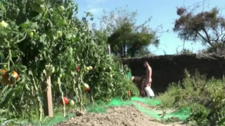Crunch Boy: Un jumelle se fait baiser dans le jardin par Jimy