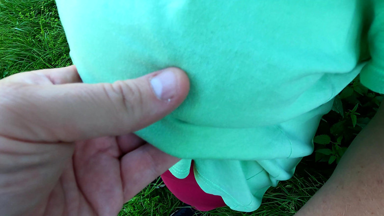 Bouncy Tits Action: In Addition to the Nettles, the Tits Beaten Red