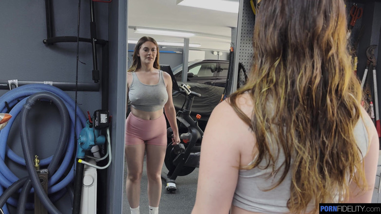 Pornfidelity: Creampies berterusan untuk Lindsay Lee yang bertetek besar