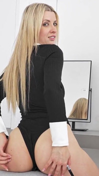 Bonus - fata sexy Adriana Sweetblonde își fute pizda flămândă