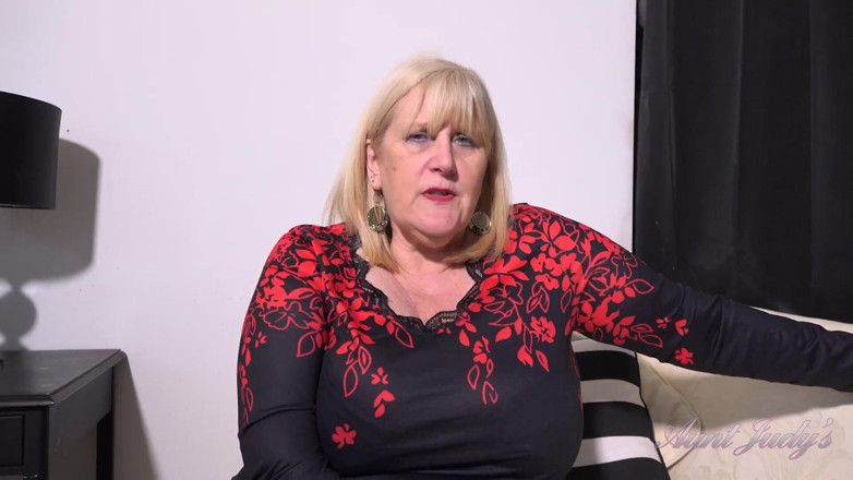 Aunt Judy's: Auntjudys - Rondborstige Rijpe BBW Catherine Can Heeft Een Tuinman Nodig...