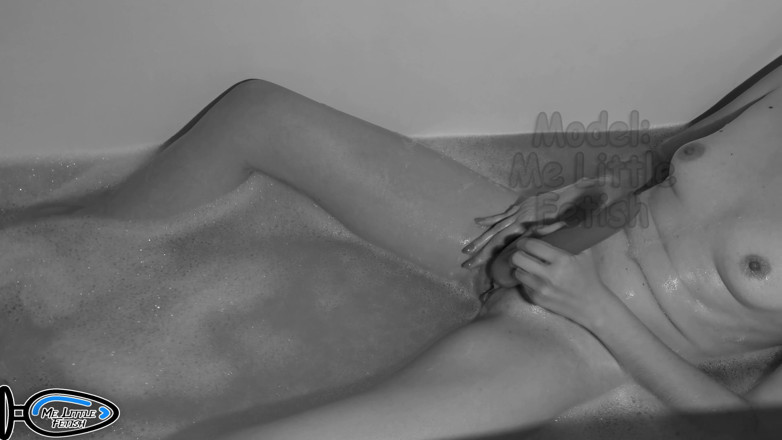 Me_little_fetish: Vibratörle 18+ amına mastürbasyon yapıyor ve ince kız akşam banyosu yapıyor