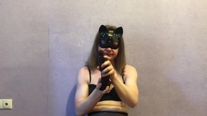 Elise Woods: Sissy elise sitzt blowjob und nimmt tief in den hals