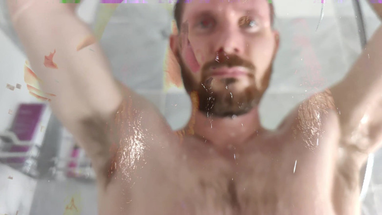Albino Adonis: アルビノ・アドニスとシャワーを浴びるミュージックビデオ