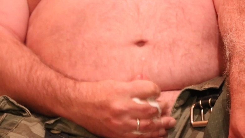 beardaddychub: Urso masturba no depósito e quase é pego
