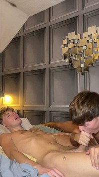Twinks menghisap dan berkongkek di bilik hotel