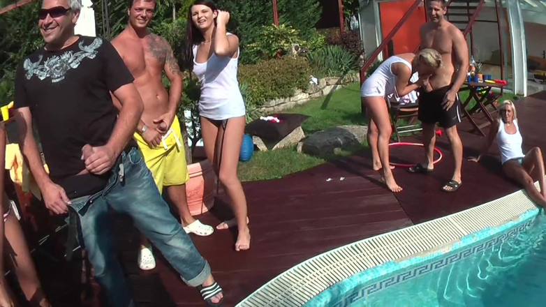 MMV BEST MOVIES AND CLIPS: Дикая Оргия У Бассейна С Блондинками, Сосющими Большие Члены