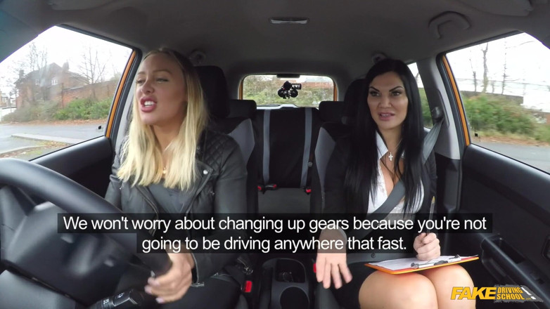 Fake Driving School: Fake Driving School - инструктор Fake Driving School спасает горячего друга от неудачи с бурной лесбо сессии переднего сиденья