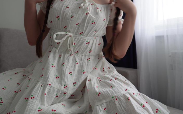 Arina_Love: Şımarık üvey kız elbisesi altında kendine dokunuyor - solo ve sırılsıklam