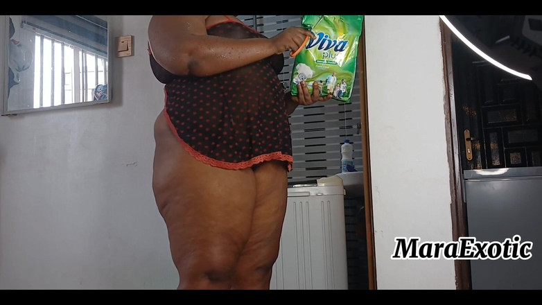 Mara Exotic: अधोवस्त्र पहनी सेक्सी सांवली नाइजीरियाई चोदने लायक मम्मी कपड़े धो रही है - mara exotic