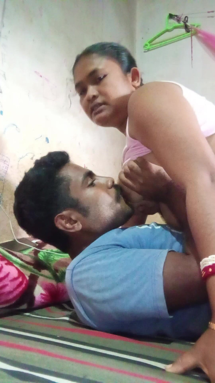 Mridulmadhu: Marido y esposa en video completo deshi sexy