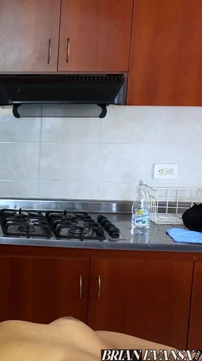 Brian Evansx Vertical: Mijn Buurvrouw Naty Delgado Verstopt Me in Haar Huis, Ik...