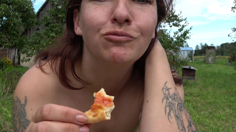 Hera Harding: Topless Mature Eats Pizza Outside and Serves Her Tits on...