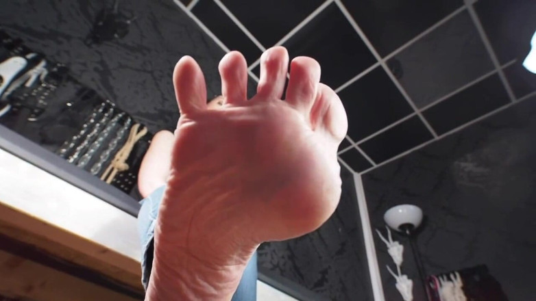 Lady Victoria Valente: Femdom POV: Čichám na moje extrémně zpocené a drzá nohy!