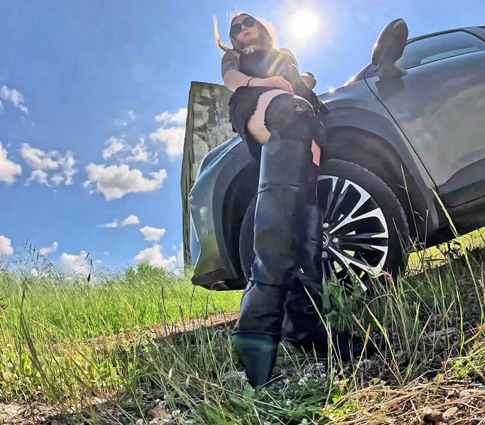 Mistressyammyboots: Di bawah pengalaman menyembah femdom boots saya