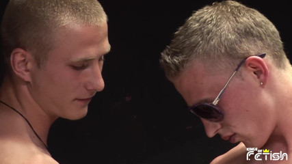 Gay Diaries: Svalnatý chlap se slunečními brýlemi a jeho přítel se navzájem...