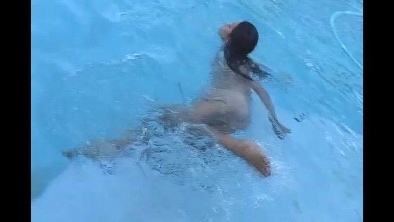 Nasty LADYBOY: Calda Giovane Trans Fa Una Nuotata Nuda in Piscina