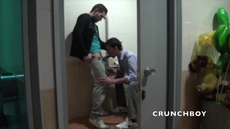 Crunch Boy: Seksi genç Arap umumi tuvalette en iyi latin tarafından sikiliyor