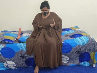 Nabila Aunty: Tante seksi pakistan lagi asik ngentot dildo sambil ngomong jorok