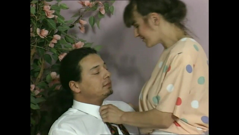 Bizzarre World: Une belle MILF nymphomane et une ado vintage se font...