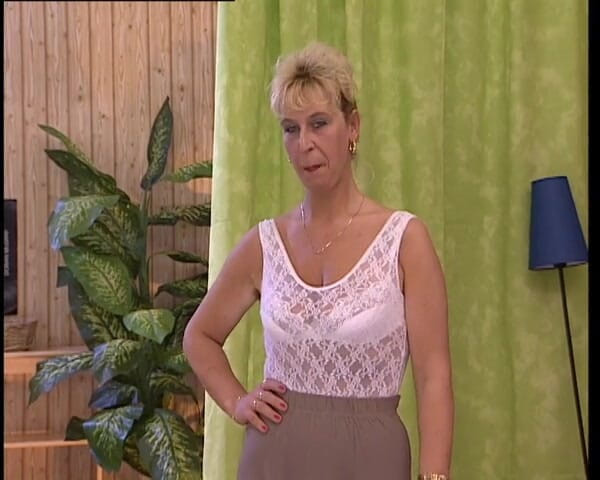 YOUR FIRST PORN: Ulla în timpul softclip de îngrijire intimă