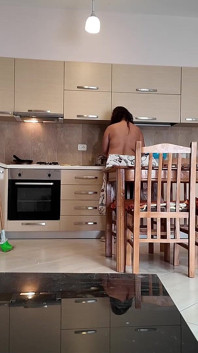 Futând țâțele mari ale mamei vitrege! Curățare. Vorbe murdare de la mama vitregă goală
