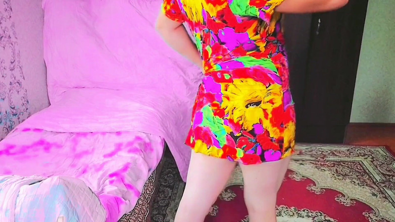 Kitty_Cross: Lekfull Shemale fixar hårbulle med milda händer