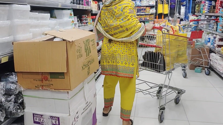 Sairaxsaim: 쇼핑몰에서 따먹히는 인도 바비