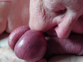 Nylonjunge73: Une mamie excitée et les gros testicules